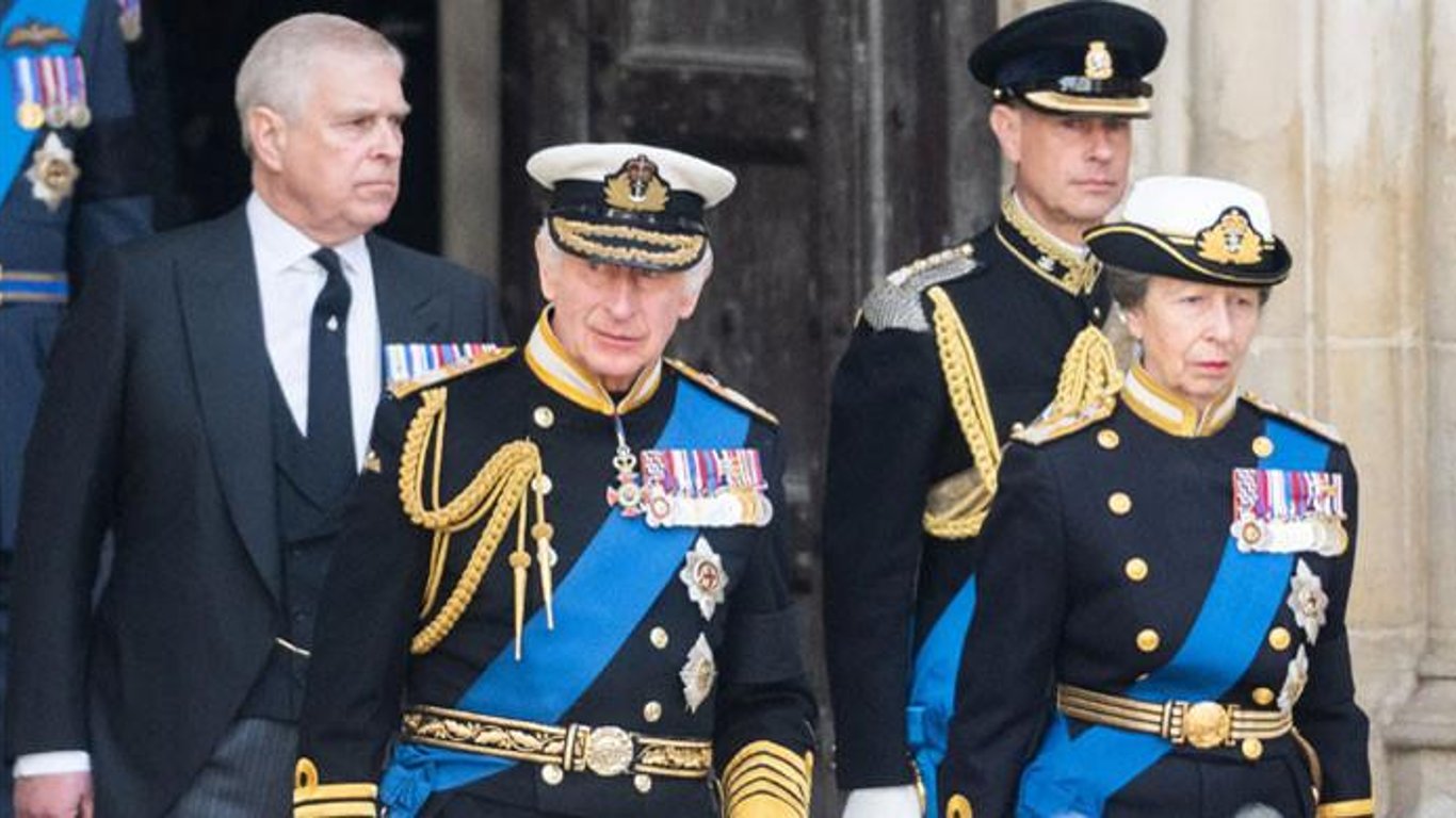 La princesa Ana desafía al rey Carlos: un llamado a una familia real firme.