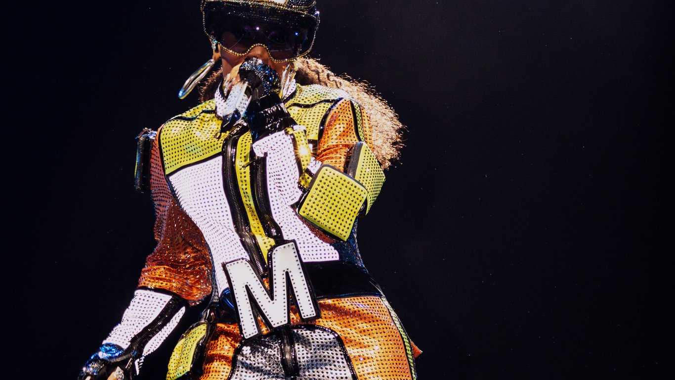 Missy Elliott Shines in Groundbreaking Arena Tour, Redefining Live Performance Magic