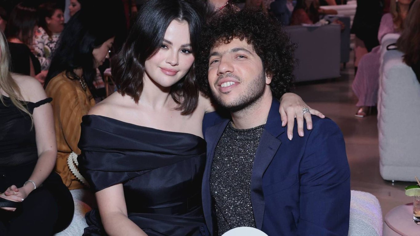 Selena Gomez y Benny Blanco Desatan la Alegría del Compromiso, los Fans Celebran el Amor y la Colaboración.