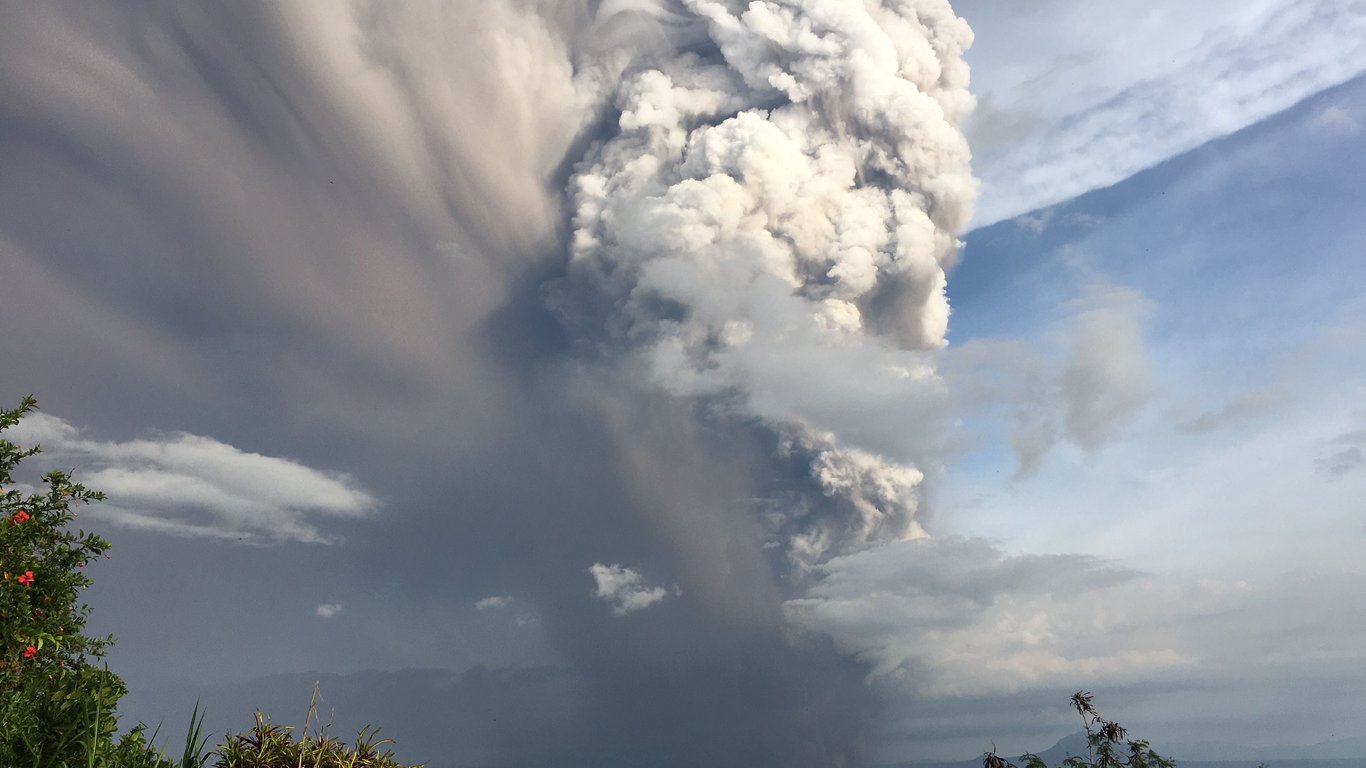 Erupción del Monte Kanlaon obliga a evacuaciones masivas y interrumpe los preparativos para las fiestas.
