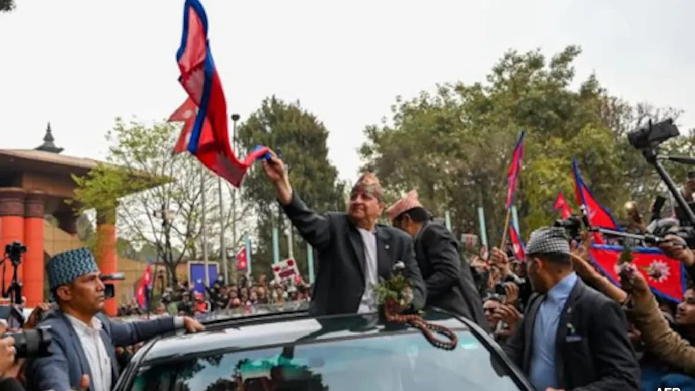 El apoyo a la monarquía aumenta en Nepal mientras miles exigen el regreso del rey Gyanendra.