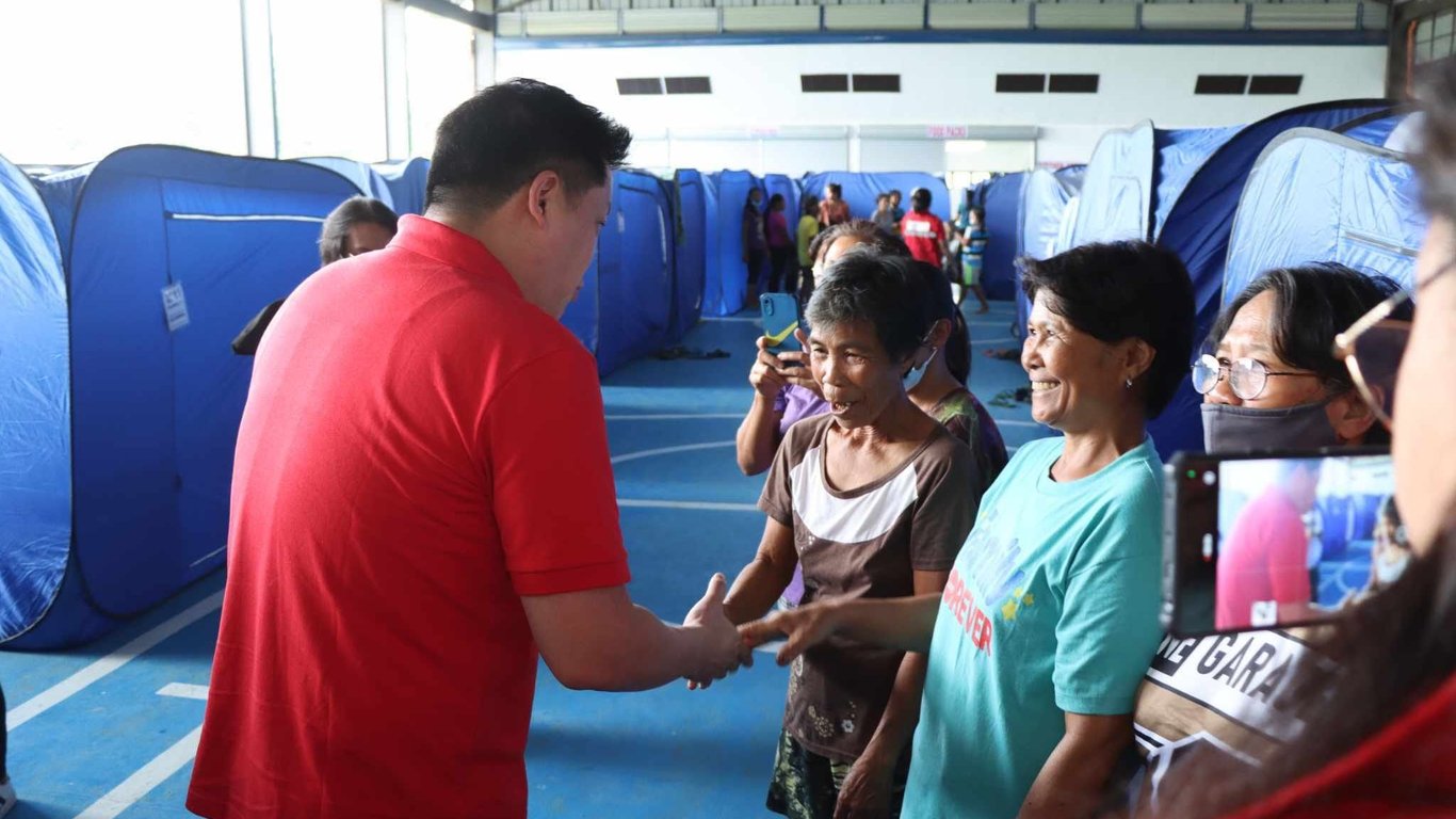DSWD asigna 133.7 millones de pesos para ayuda por erupción volcánica mientras el Monte Kanlaon entra en erupción.