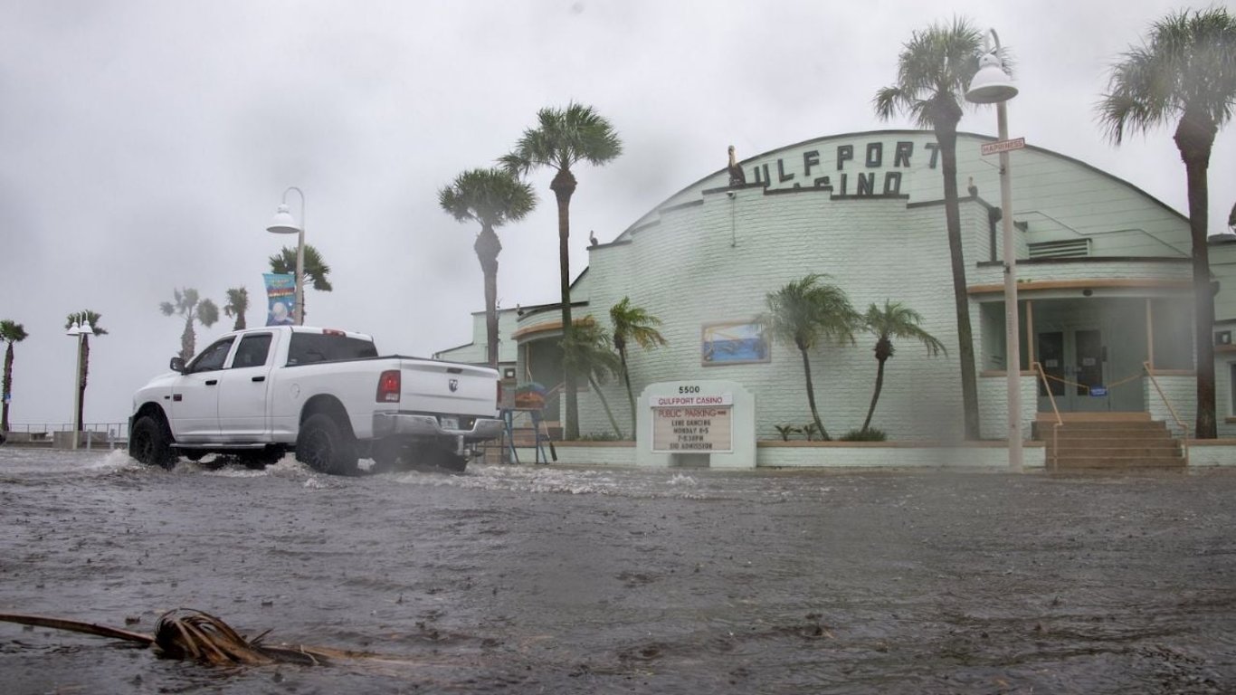 Huracán Debby se intensifica y amenaza con inundaciones históricas en Florida