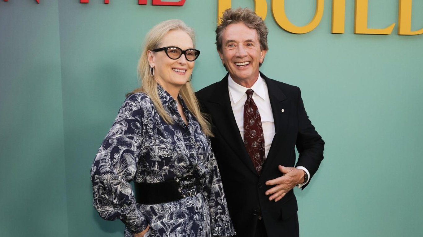 Grace Gummer genera alegría en SNL, avivando los rumores de romance entre Meryl Streep y Martin Short.