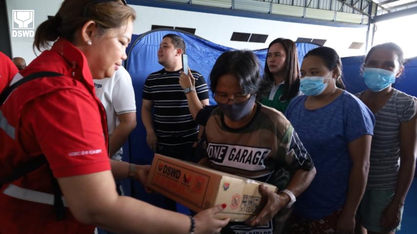 El presidente Marcos promete apoyo a las familias desplazadas por la erupción del Monte Kanlaon.