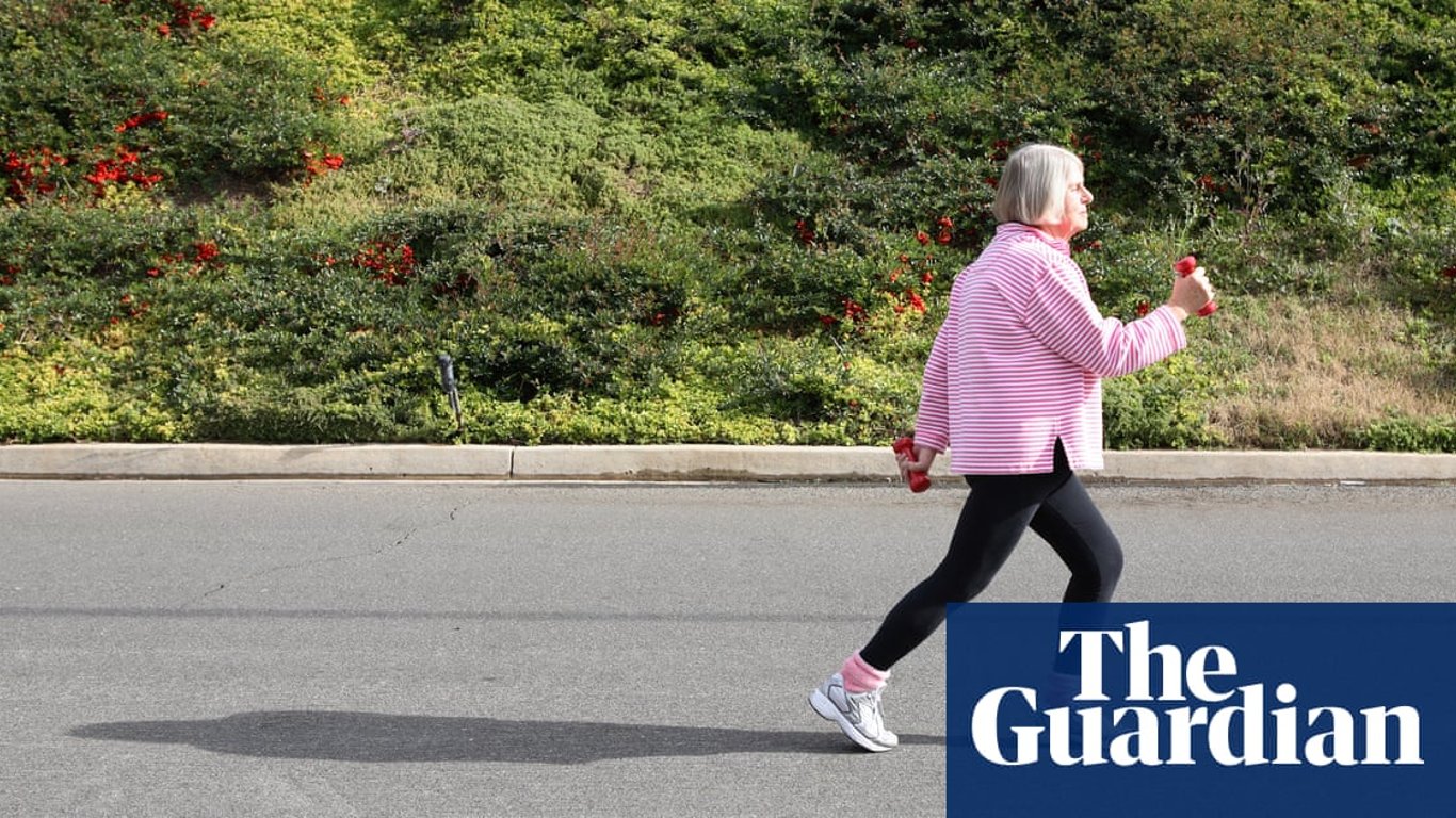 Caminar hacia atrás: Una tendencia de ejercicio peculiar con seriosos beneficios para la salud.