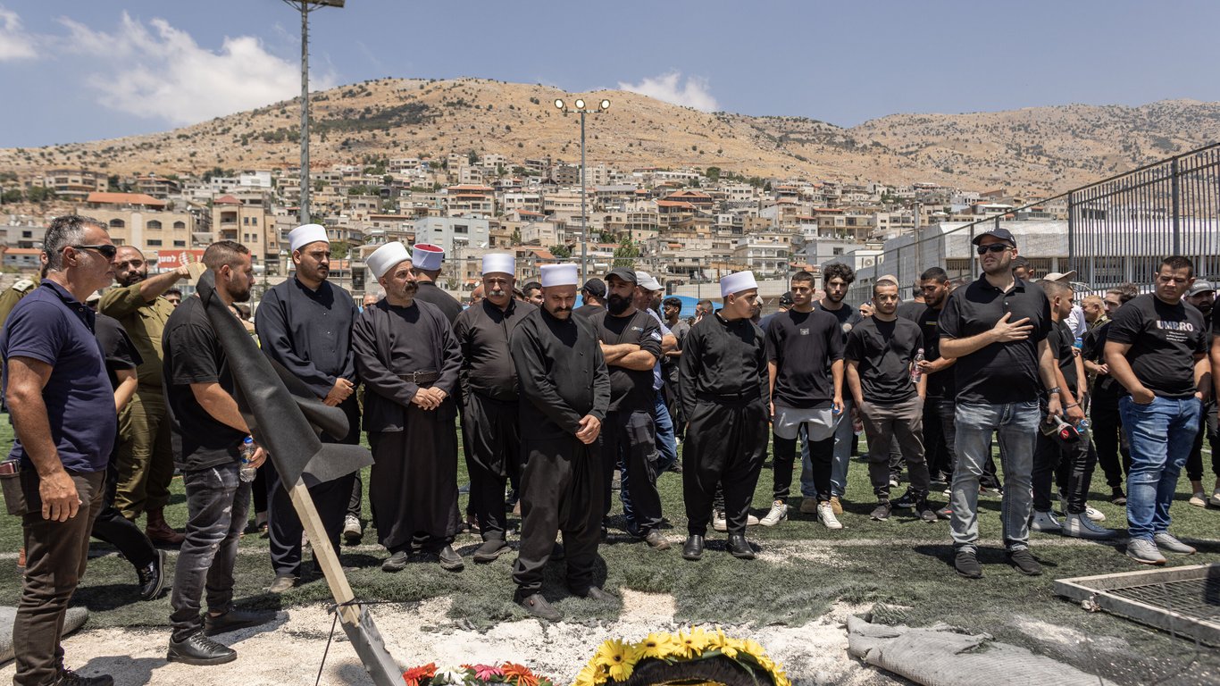 La tragedia golpea a Majdal Shams con la muerte de doce niños en un ataque con cohetes en un campo de fútbol.