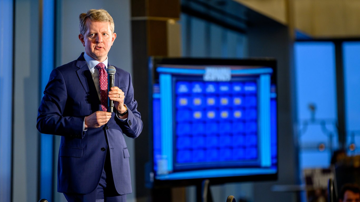 ¡Jeopardy de celebridades! se transforma con Ken Jennings y despierta debates entre fans