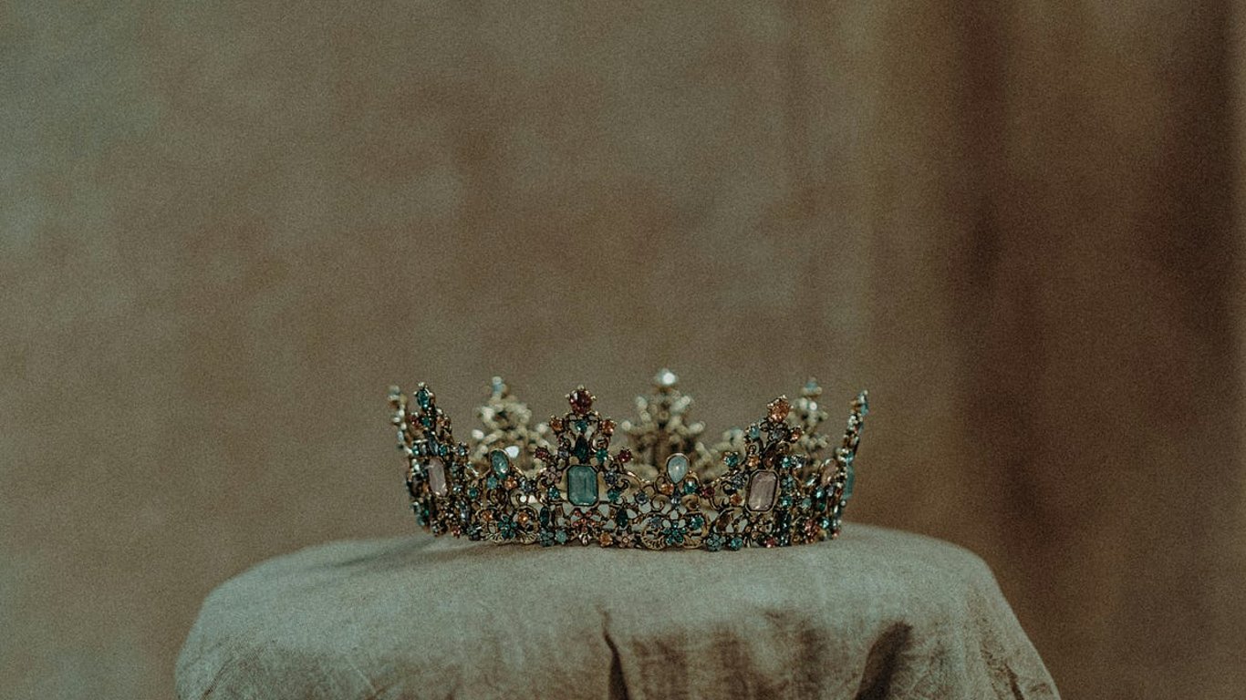 La Banda Sonora de The Crown: Una Partitura Poderosa que Moldea el Drama Real y la Profundidad Emocional.