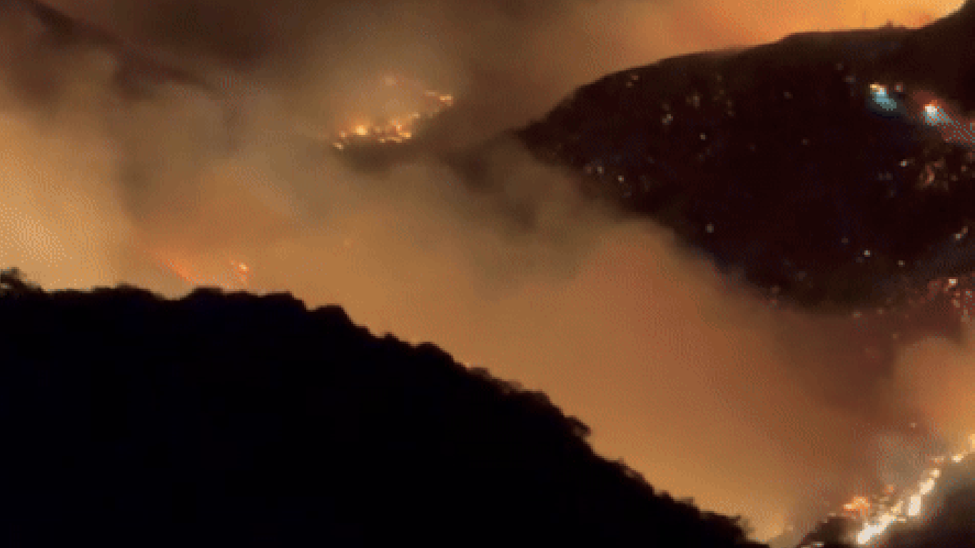 Malibú Enfrenta el Infierno: El Incendio Franklin Continúa Desatado, la Comunidad Se Une en Medio de la Crisis.