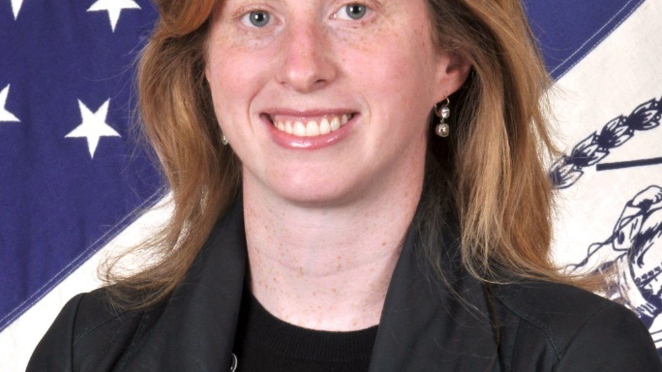 La nueva comisionada de policía de Nueva York, Jessica Tisch, enfrenta la prueba de una cacería de hombres tras el tiroteo de un CEO.