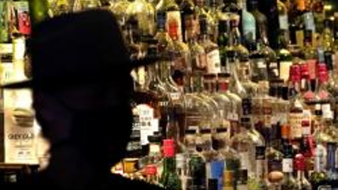 El Cirujano General pide etiquetas de advertencia sobre el cáncer en el alcohol para aumentar la conciencia pública.