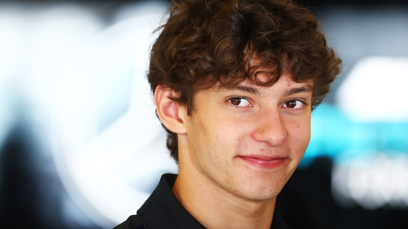 Kimi Antonelli listo para acelerar en la F1 al ocupar el histórico asiento de Hamilton.