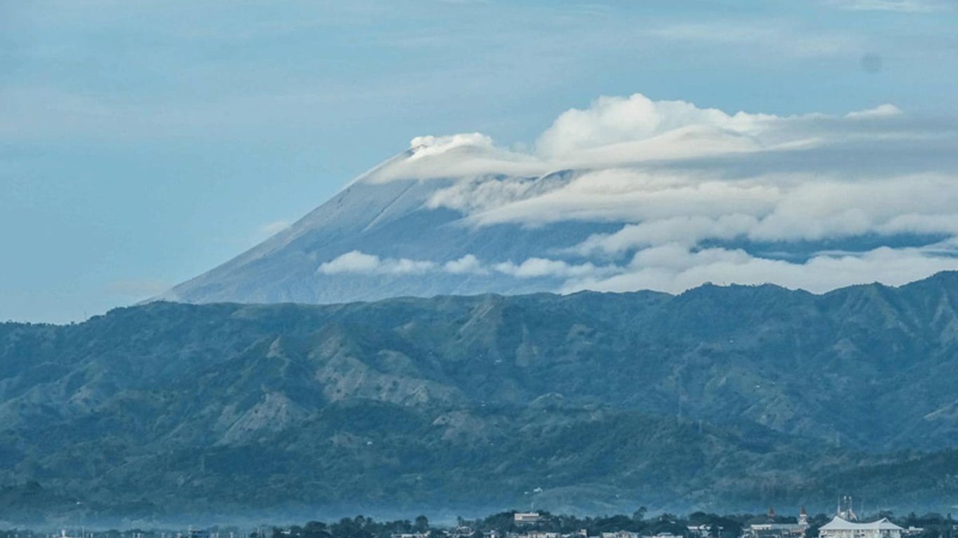 El malestar en el volcán Kanlaon desplaza a miles, se llevan a cabo esfuerzos de ayuda urgente.