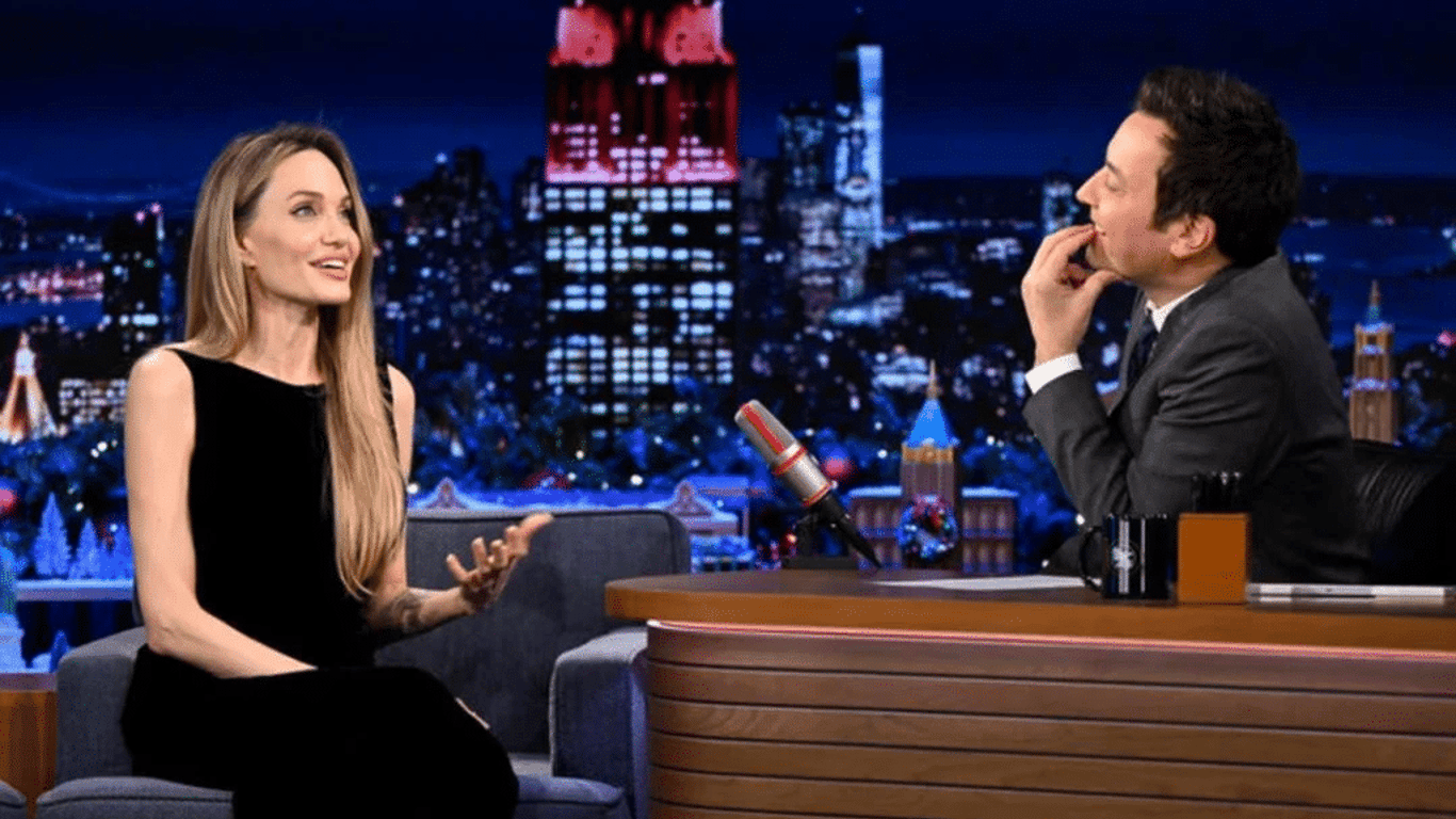 Angelina Jolie desata debate sobre ir descalzo en público tras su aparición en TV