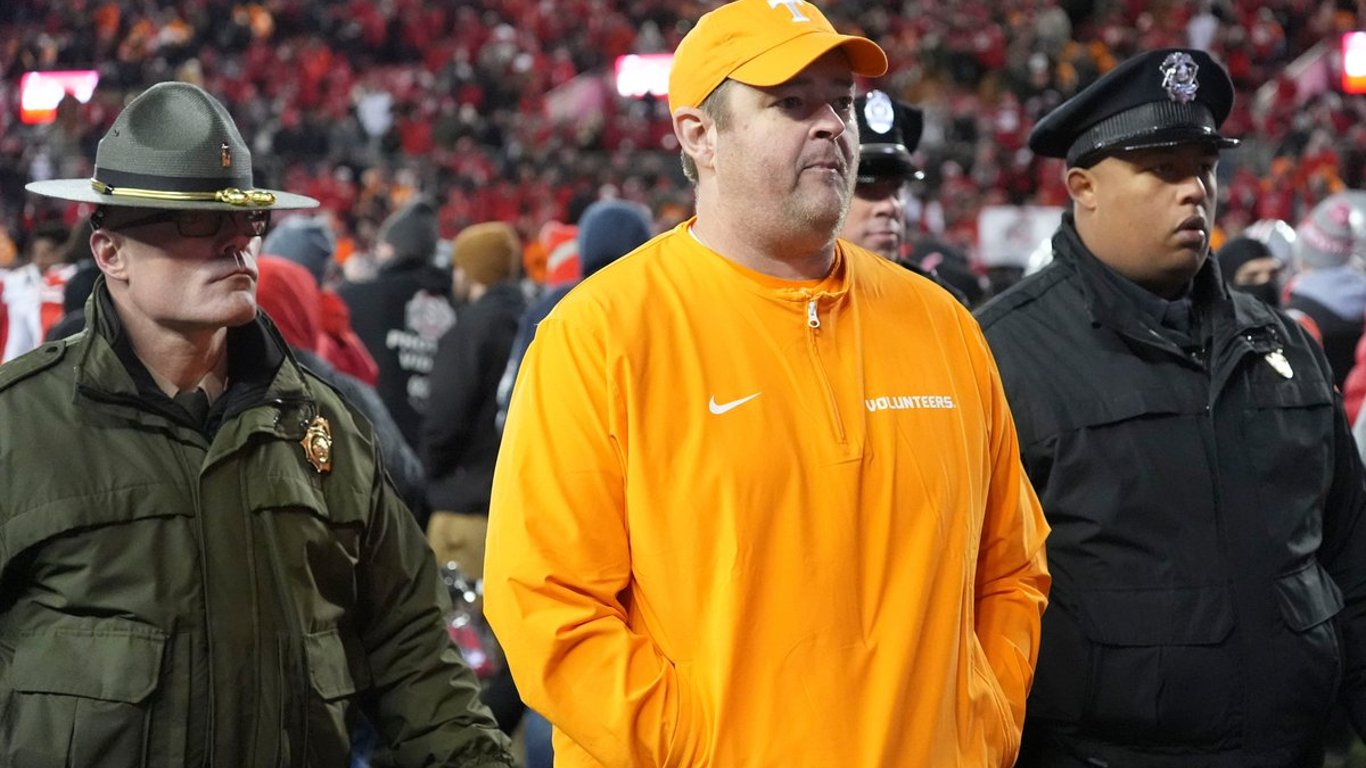 El viaje del fútbol de Tennessee termina en el desconsuelo de los playoffs, pero un futuro brillante espera.