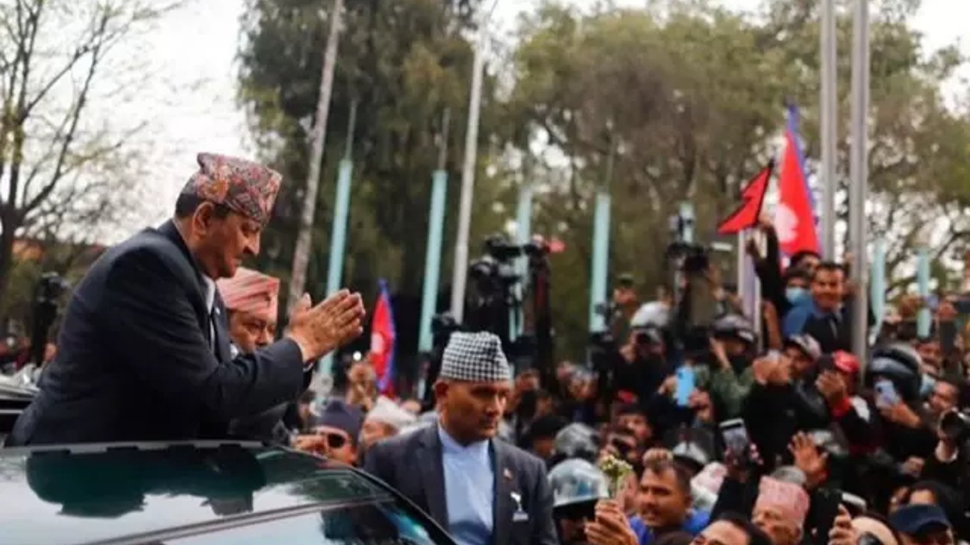 10,000 personas se reúnen en Katmandú por el regreso de la monarquía mientras llega el ex rey Gyanendra.