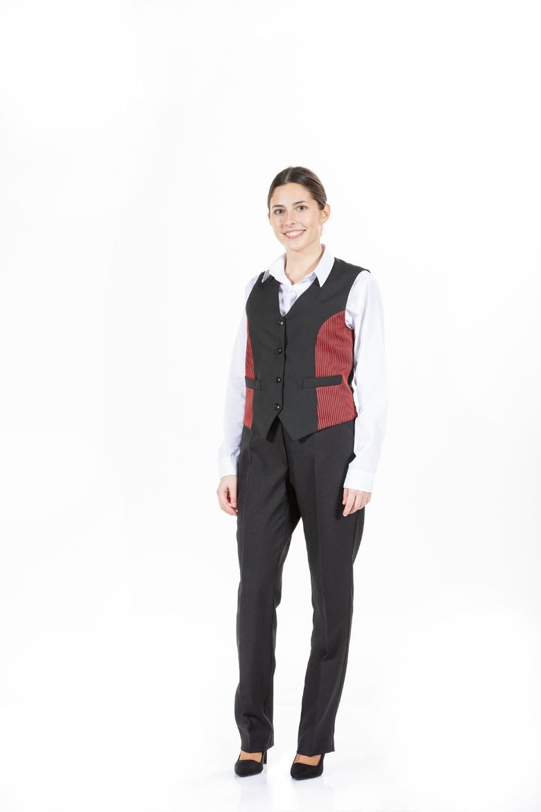 Trabalhadora da área da hotelaria e restauração vestida com um colete de trabalho feminino da unifardas