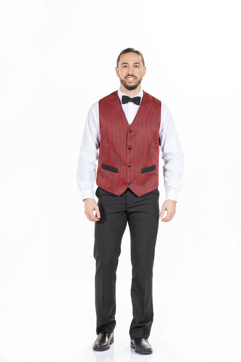 Homem vestido com uma calça preta, uma camisa branca, laço preto na camisa e um colete clássico de homem para uniforme de trabalho
