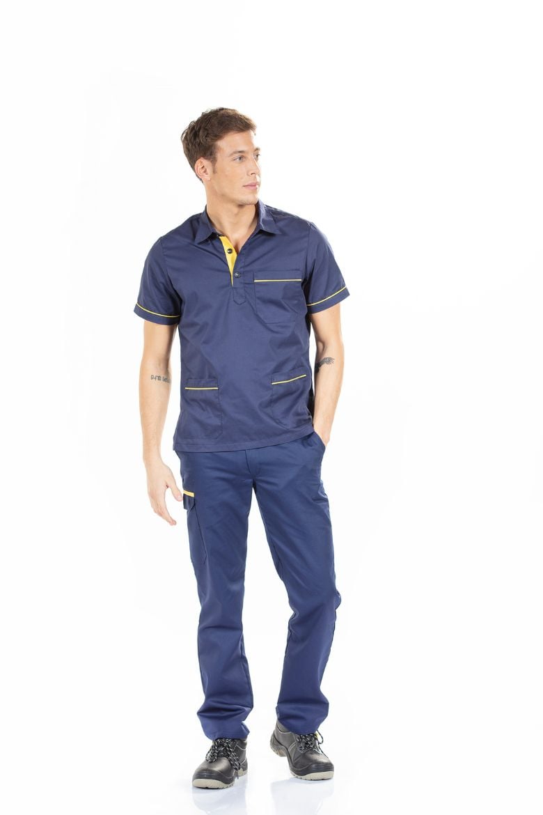 Trabalhador da área da indústria vestido com túnica para roupa de trabalho fabricada pela Unifardas