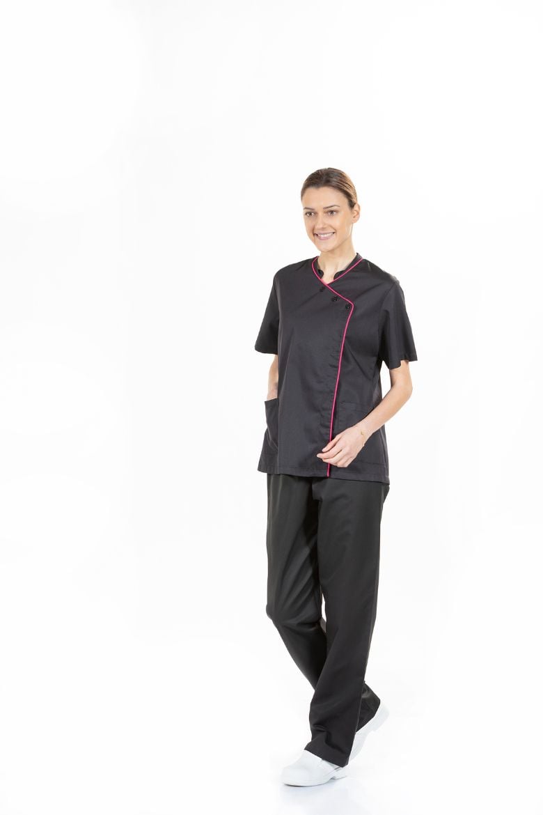 Senhora vestida com um casaco para farda de estética de cor preta e com uma calça preta para ser usada como uniforme para estética