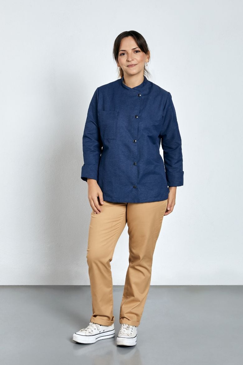 Cozinheira vestida com uma jaleca feminina em denim para ser usada como uniforme de cozinha