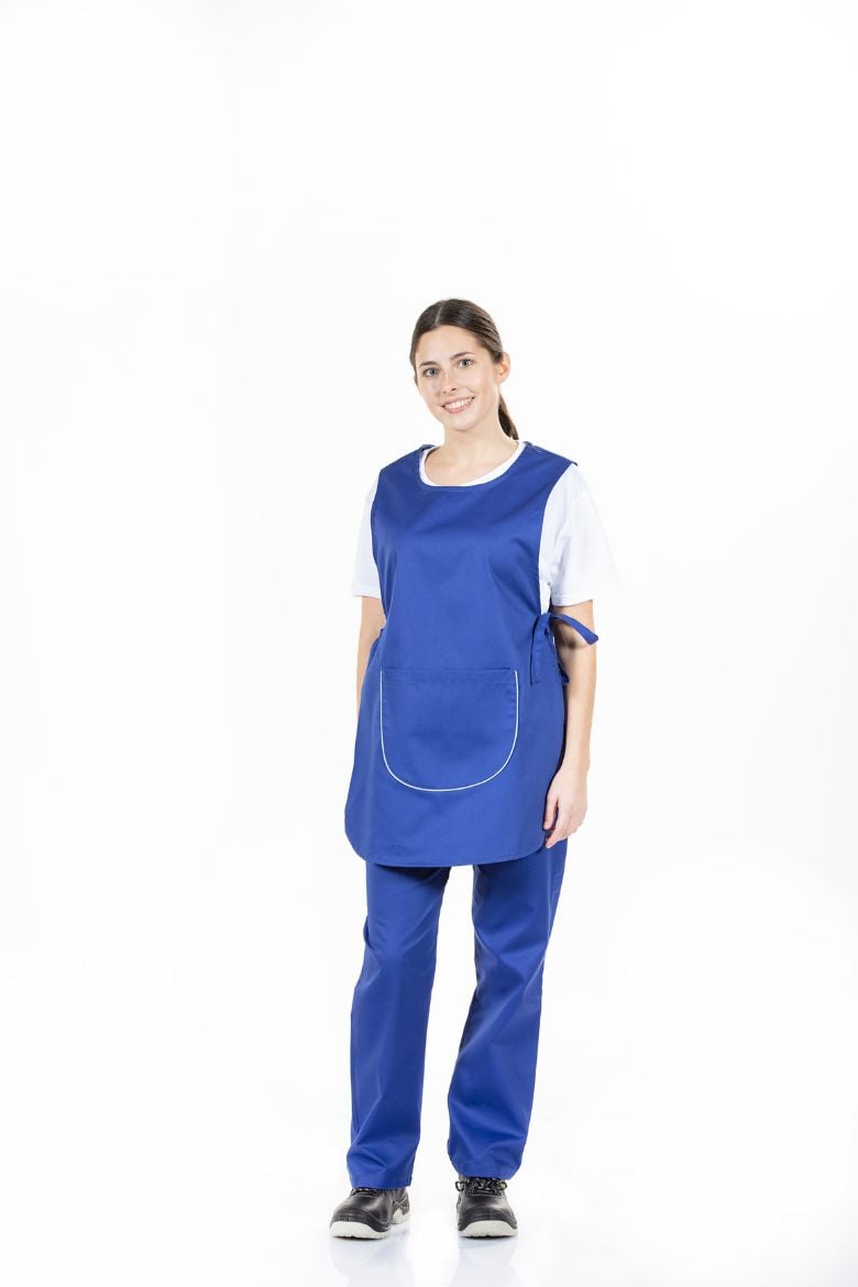 Trabalhadora vestida com uma bata avental de senhora fabricada pela Unifardas
