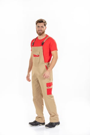Worker dressed in men's overalls for Unifardas work uniform