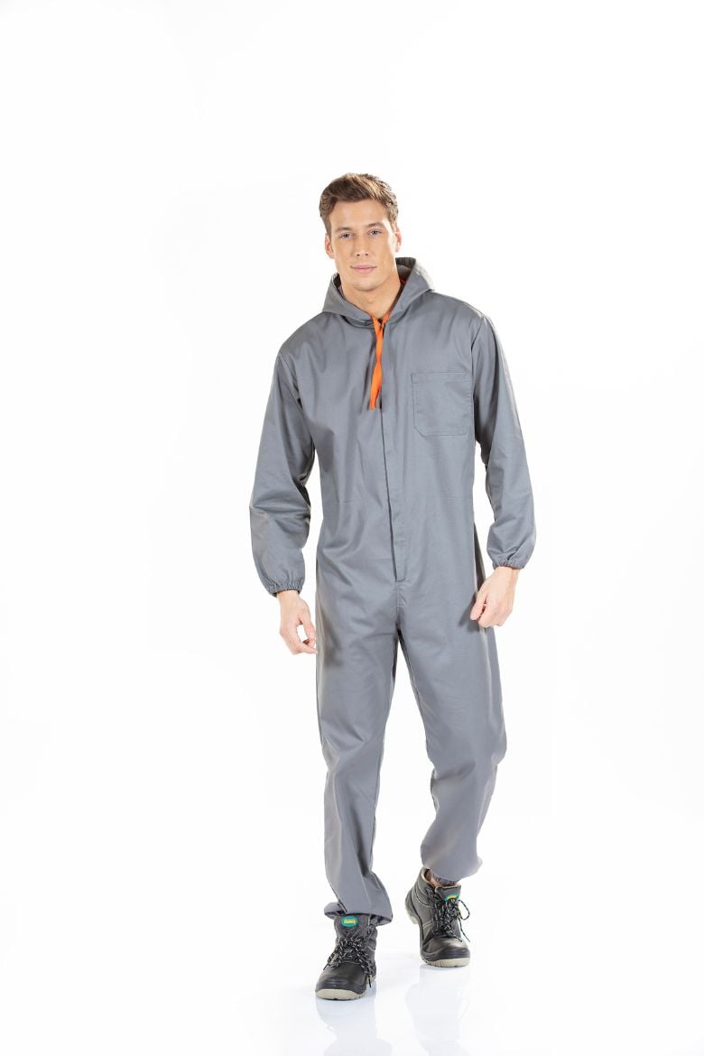 Trabalhador da Indústria vestido com um fato macaco com capuz de cor cinzenta para ser usado como peça de Vestuário Profissional