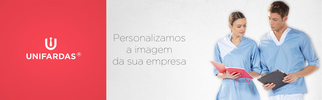 Vestuário de Trabalho Personalizado para Empresas 1 Enfermeira e Enfermeiro vestidos com uma calça branca e uma túnica azul com contraste a branco para serem usadas como farda de trabalho fabricada pela Unifardas
