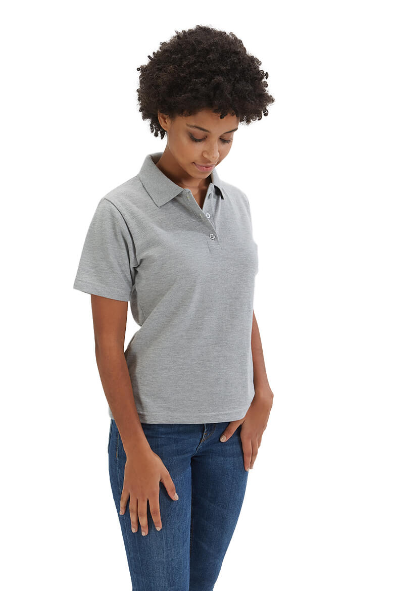 Senhora vestida com polo feminino de trabalho para uniforme fabricado pela Unifardas