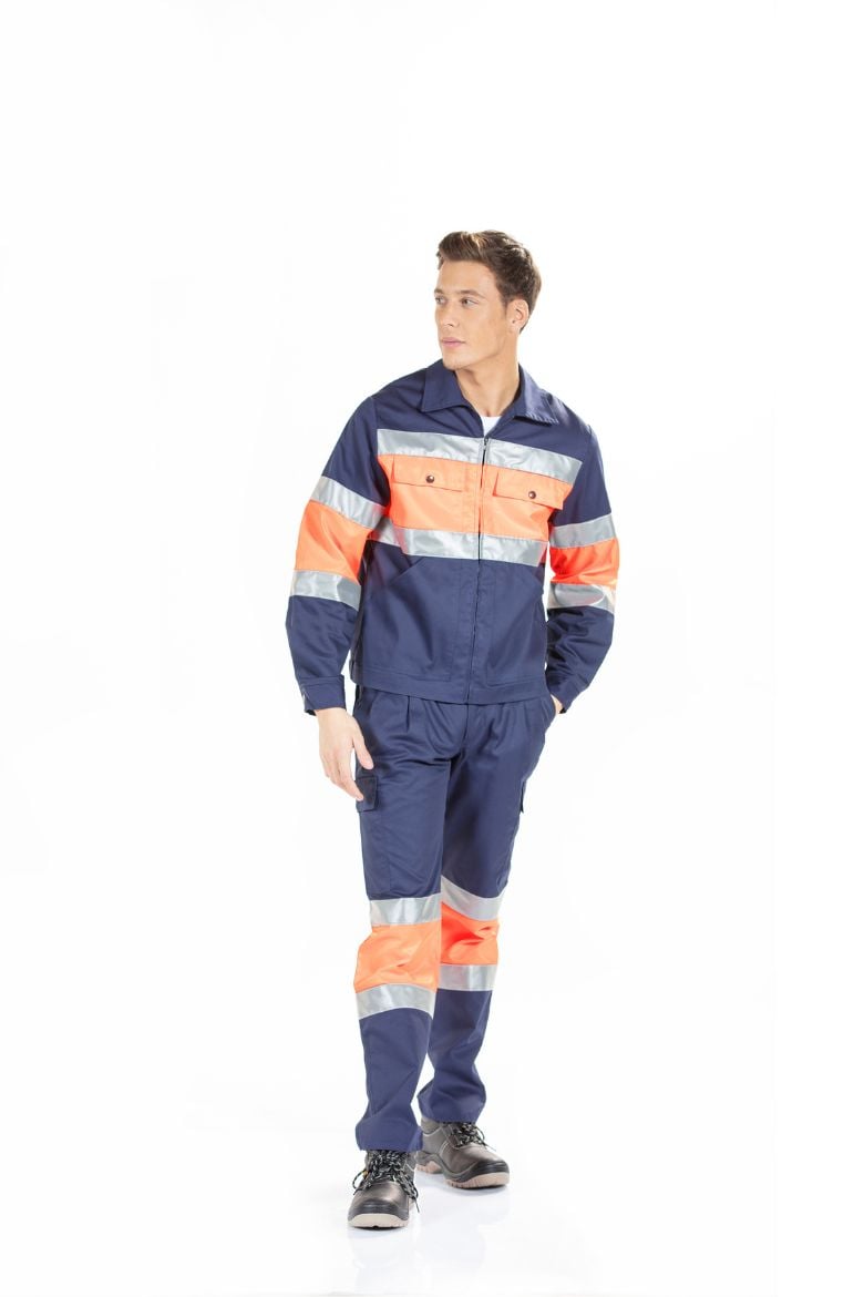 Trabalhador da indústria com uma calça masculina para trabalho