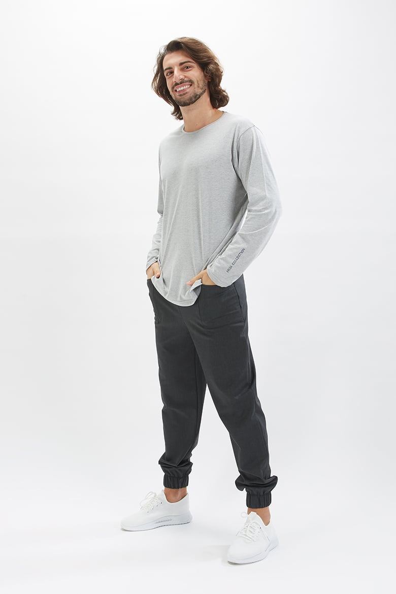 Homem vestido com uma long sleeve cinzenta para ser usada como uniforme profissional