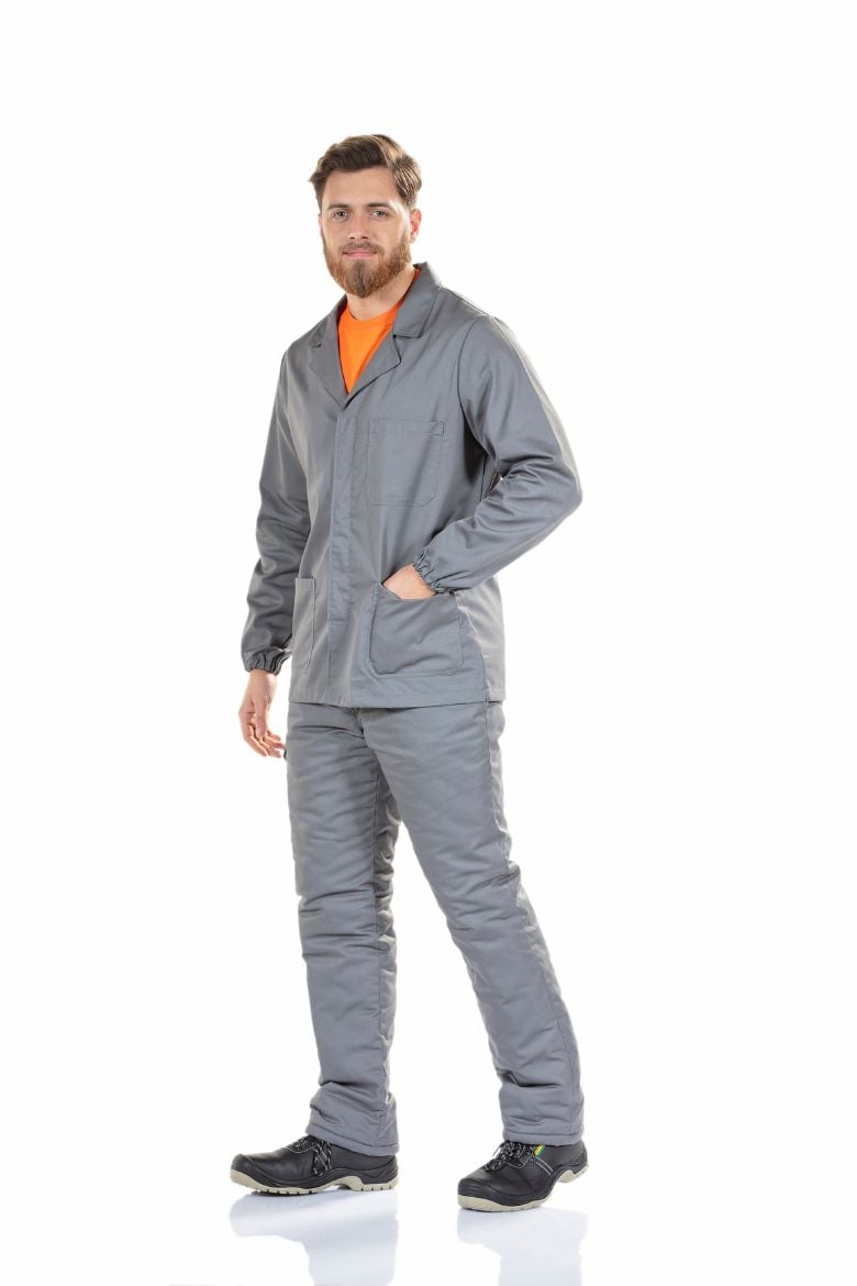 Trabalhador da Indústria vestido com um casaco para fardas de trabalho da Unifardas