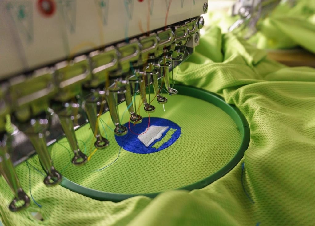 Bordado ou estampagem: qual escolher nas fardas?