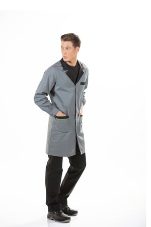 Homem vestido com uma bata industrial cinzenta com contrastes a preto e verde para ser usada como peça de Farda de Trabalho