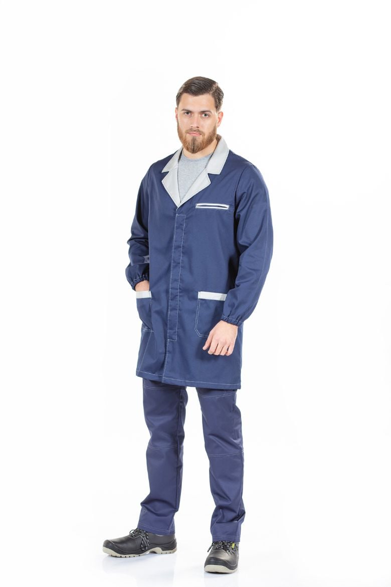 Trabalhador da indústria vestido com bata para fardamento profissional fabricada pela Unifardas
