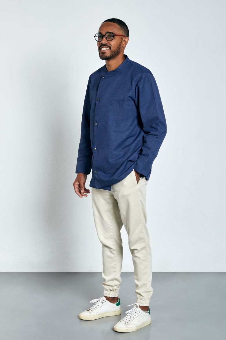 Cozinheiro vestido com uma jaleca em denim para farda de cozinha fabricada pela unifardas