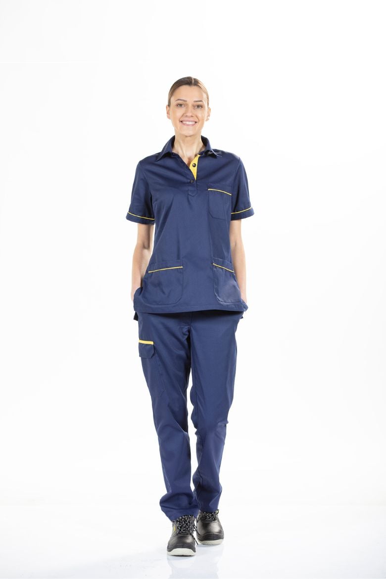 Senhora vestida com uma túnica para uniforme profissional de cor azul marinho fabricada pela Unifardas