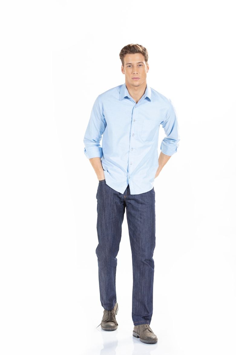 Trabalhador da área dos serviços vestido com uma calça de ganga e uma camisa de trabalho para homem fabricada pela Unifardas