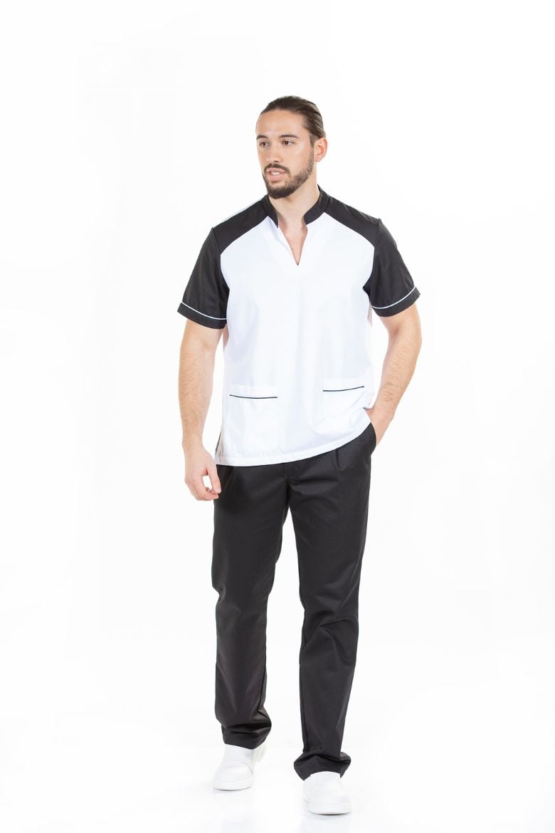 Homem vestido com uma calça preta para trabalhar