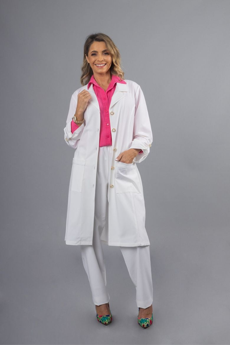 Health professional wearing a White Work Coat manufactured by Unifardas.