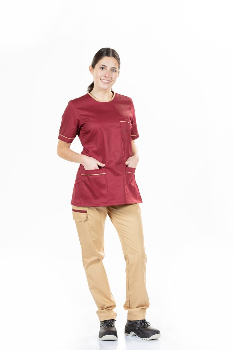 Trabalhadora vestida com uma túnica feminina para uniforme de trabalho