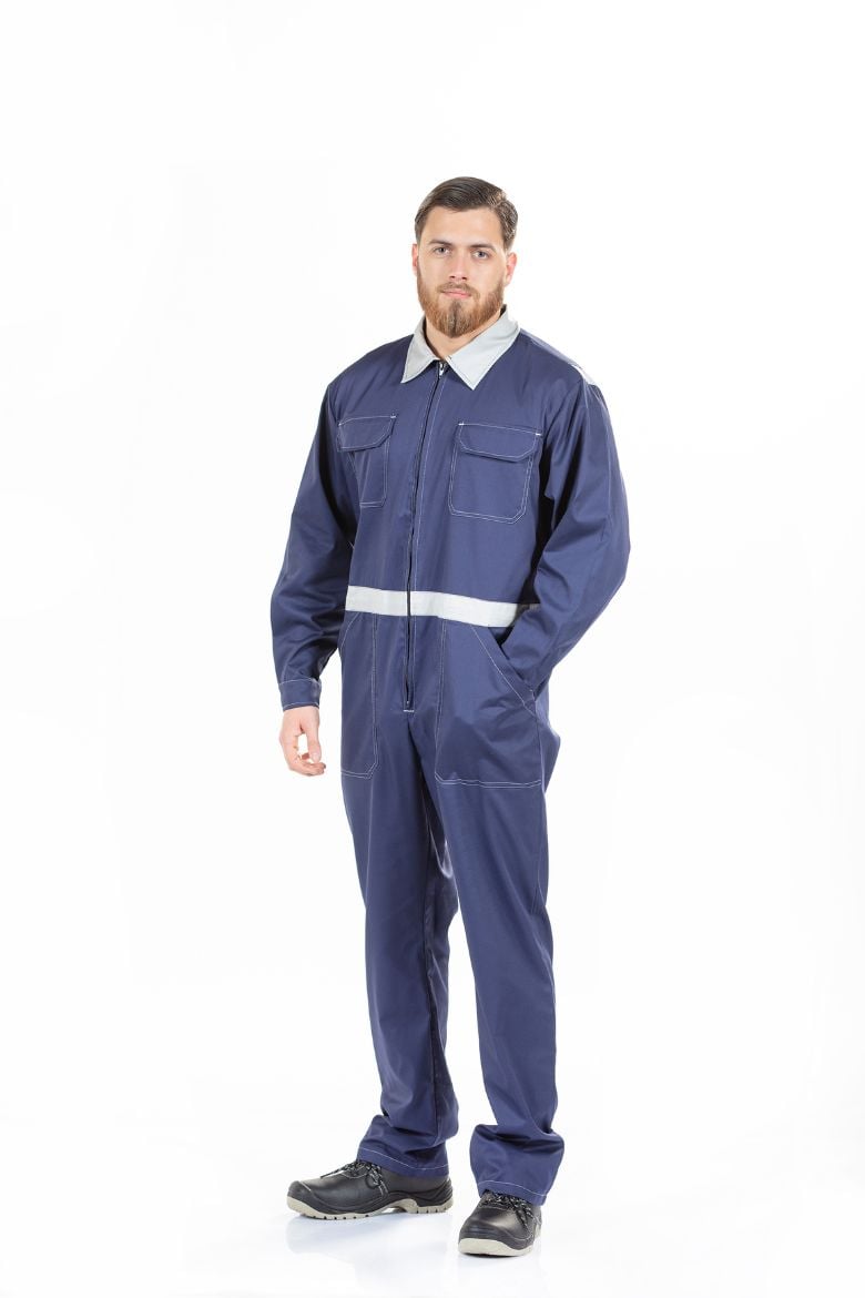 Trabalhador para Indústria vestido com fato macaco para mecânico