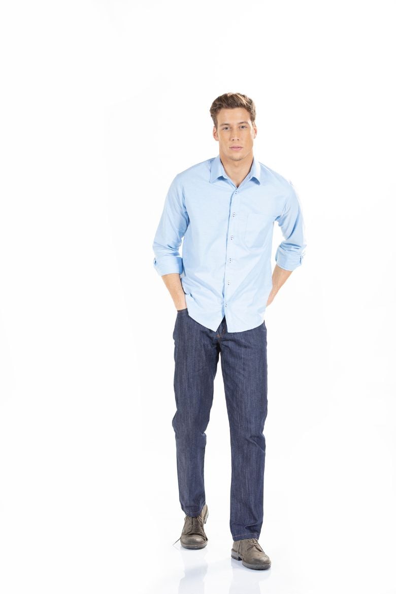 Homem vestido com uma calça de ganga e uma camisa azul oxford para ser usada como Uniforme Profissional