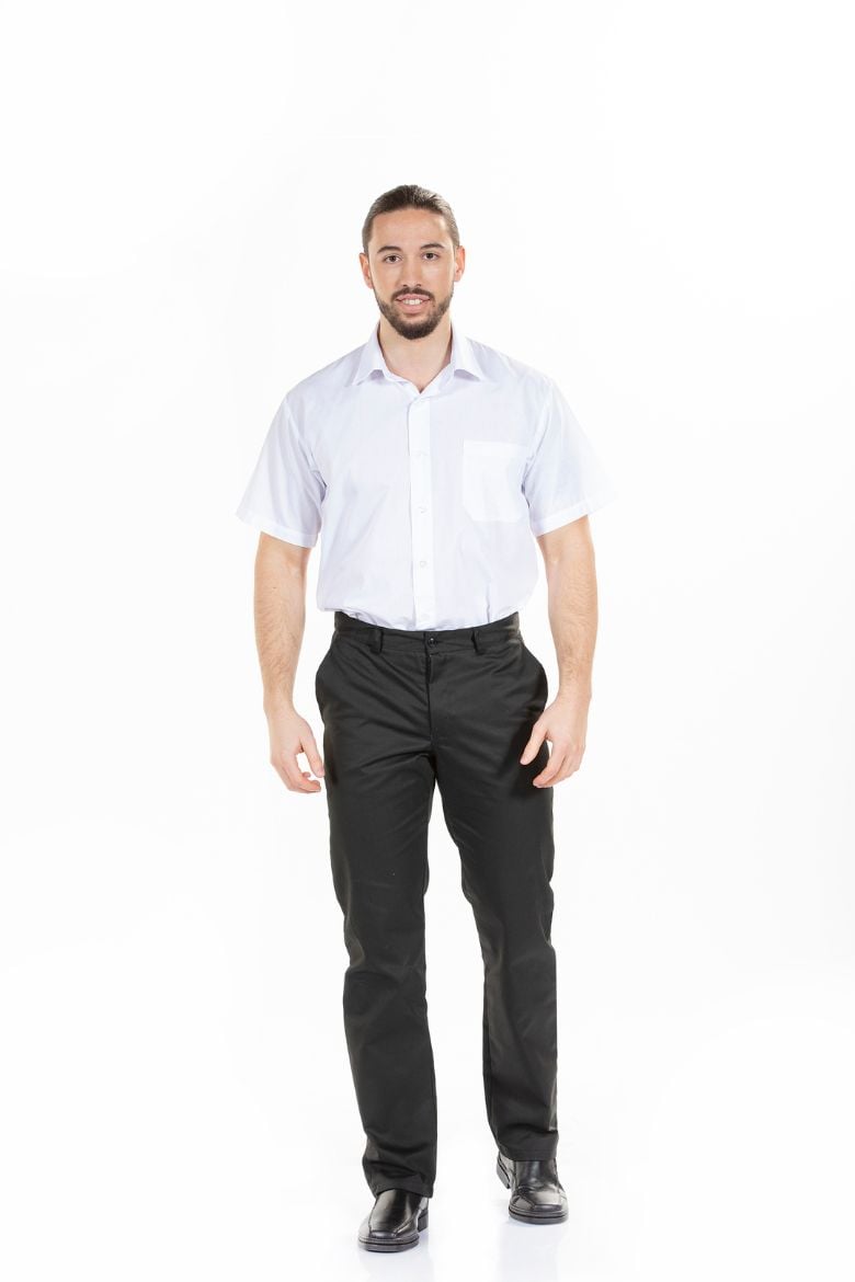 Homem vestido com uma camisa de trabalho masculina para roupa de trabalho