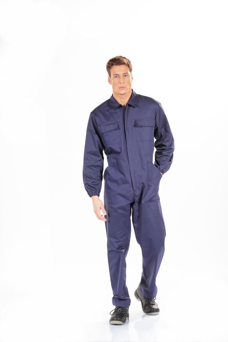 Trabalhador vestido com um fato macaco retardador de chama para ser usado como peça de farda de trabalho fabricado pela Unifardas