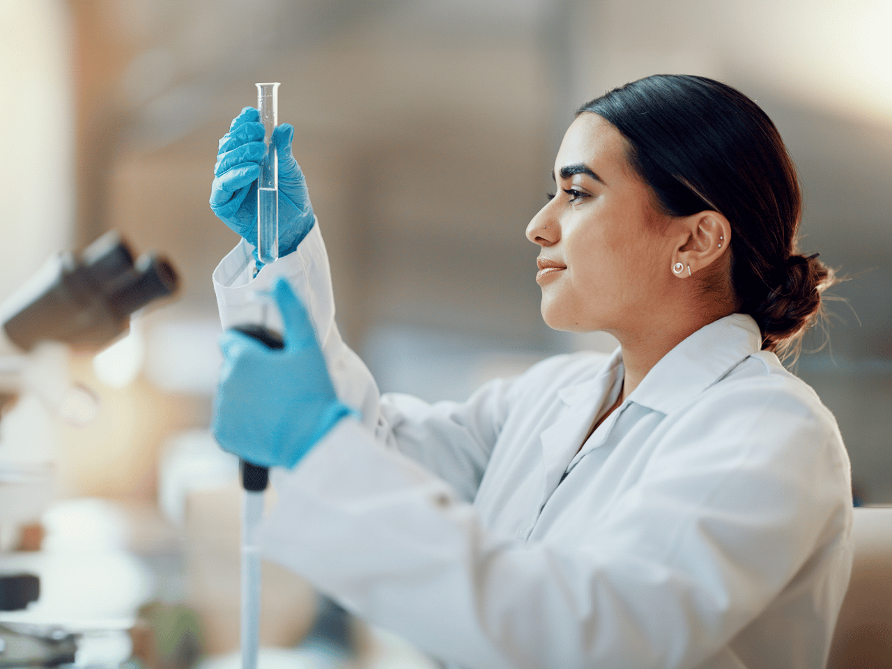 Cientista a analisar amostra