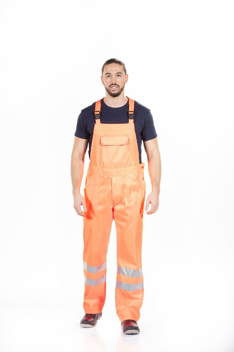 Trabalhador vestido com uma jardineira de alta visibilidade fabricada pela unifardas
