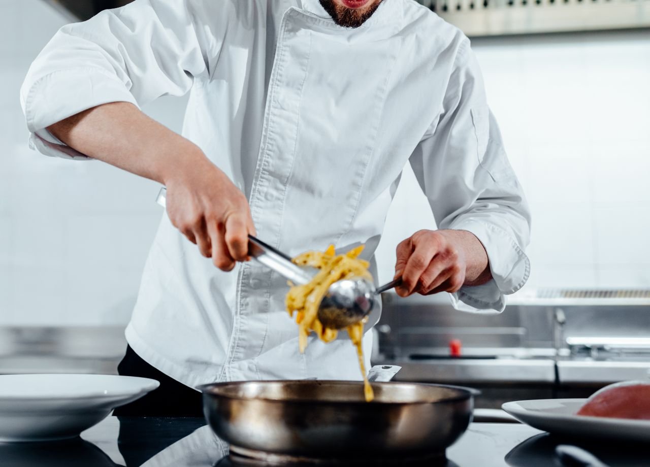 chefe de cozinha a empratar